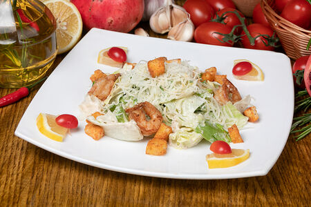 Салат Цезарь с креветками