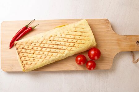 Шаурма в сырном лаваше с курицей