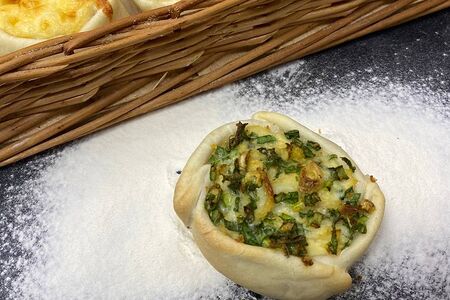 Перепечки с луком и яйцом