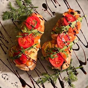 Брускетты со слабосоленой сёмгой