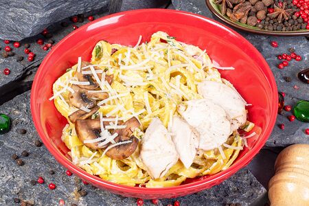 Паста с курицей и грибами