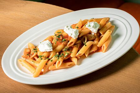 Пенне с баклажанами и брынзой в томатном соусе