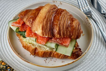 Круассан с слабосолёной форелью