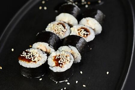 Маки с угрем