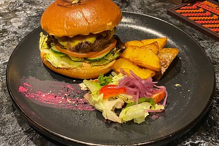 Острый бургер с котлетой из мраморной говядины и соусом барбекю