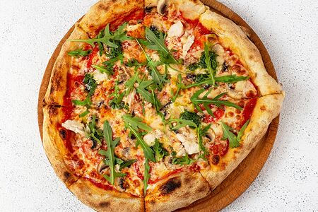 С цыпленком, рукколой и сыром пармезан