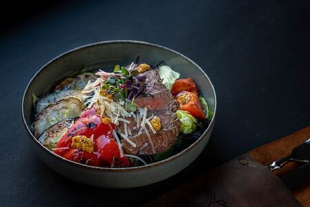 Стейк-салат с овощами гриль