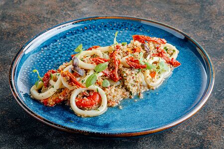 Кальмар с киноа и соусом чимичурри New