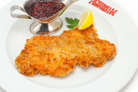 Шницель cвинoй с брусничным соусом