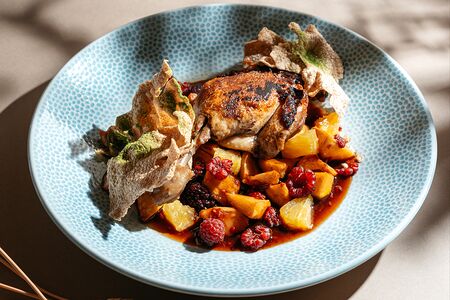 Утиная ножка конфи с печеными яблоками