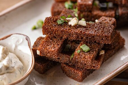 Гренки чесночные (соус сметанно-чесночный)