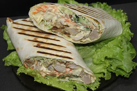 Шаурма с курицей в обычном лаваше стандартная