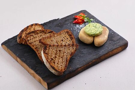 Гречишный хлеб с чесночным маслом