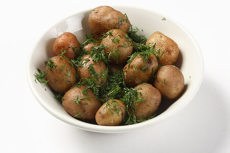 Подкопченный отварной картофель с укропом