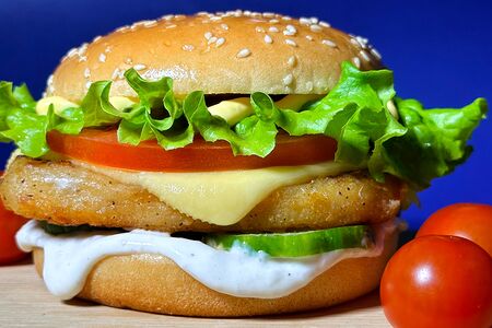 Сырный бургер с куриной котлетой