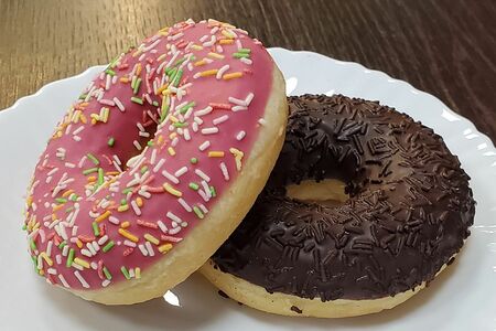 Пончик-донатс с клубникой