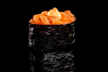 Гункан с красной рыбой