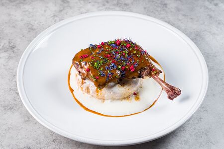 Утиная ножка с печеным корнем сельдерея и луковым муссом