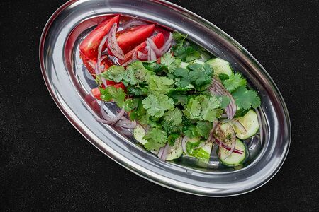 Салат из свежих овощей со сметаной