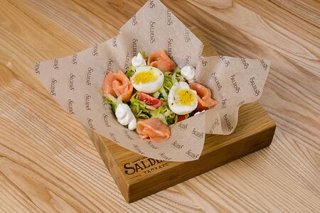 Салат с лососем