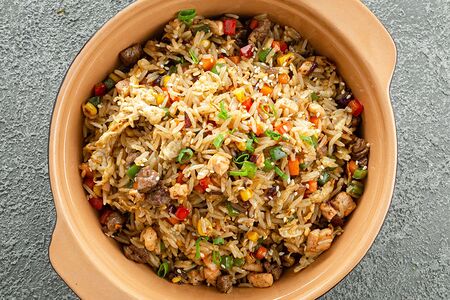 Жареный рис с говядиной и лососем