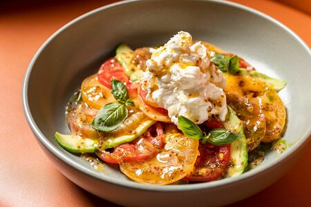 Страчателла с томатами и авокадо