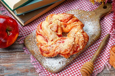 Булочка с малиной