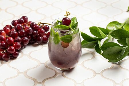 Фиалковый лимонад с винoградом