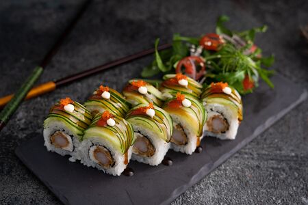 Никей и яркий огурец