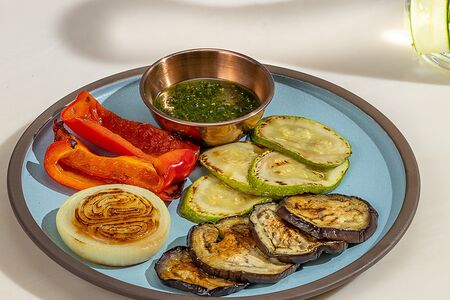 Овощи гриль с соусом песто