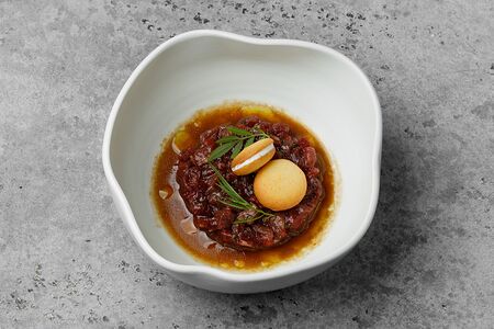 Тартар из говядины, трюфельный соус, пармезановое печенье