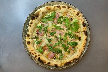 Пицца с беконом и грибами