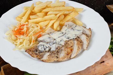 Куриная грудка в сливочно-грибном соусе