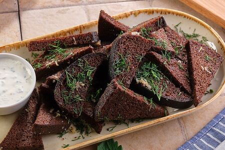 Чесночные гренки с соусом дзадзики