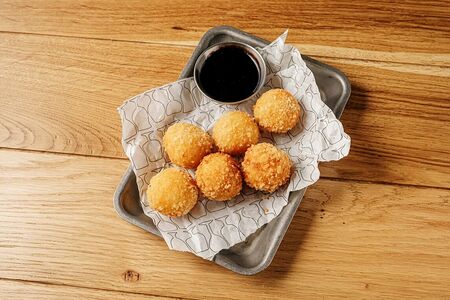 Сырные крокеты со смородиновым соусом