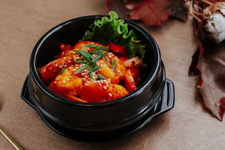 Токпокки с креветками и овощами в остром соусе