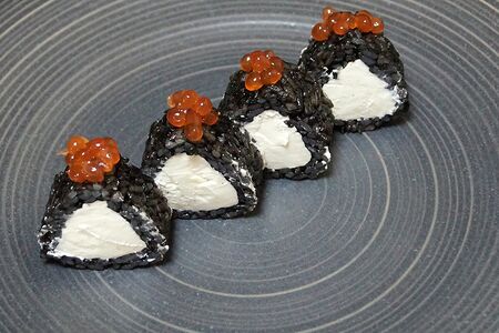 Ролл Блэк икура