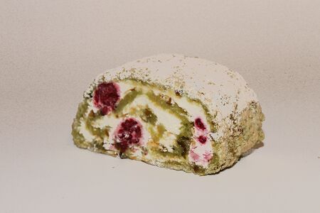 Рулет меренговый Фисташковый с малиной