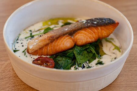 Лосось в соусе из игристого со шпинатом