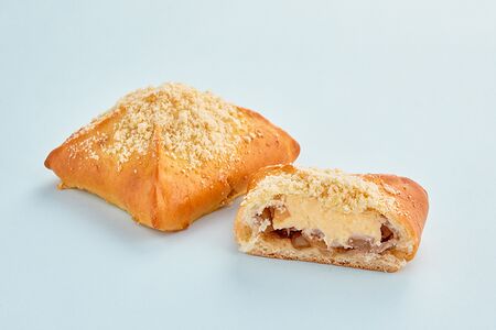 Пирожок Яблоко, корица, заварной лимонный крем, крамбл