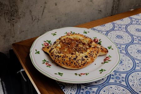 Мини-хачапури с грушей, медом и горгондзолой