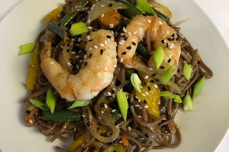 Соба с морепродуктами под китайским соусом