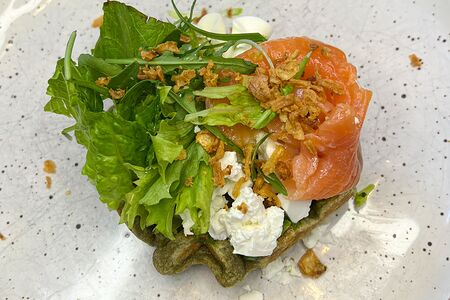 Картофельная вафля со шпинатом и лососем