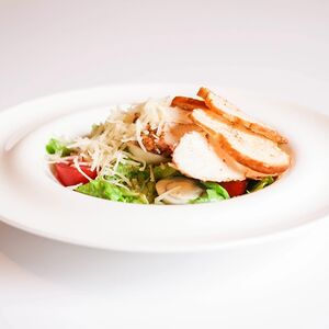 Цезарь с куриным филе гриль