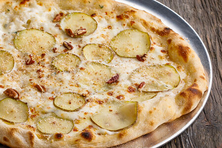 Пицца Горгонзола, груша, пекан