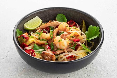 Пад Тай с креветками и курицей
