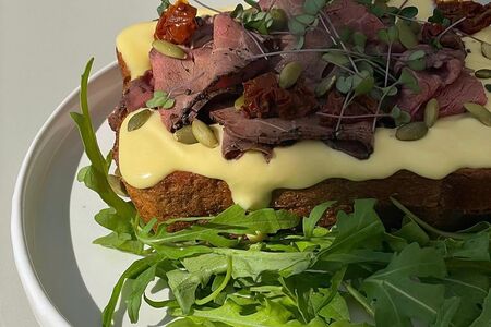 Бриошь с пастрами и голландским соусом