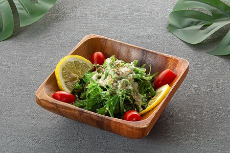 Салат Чука с ореховым соусом