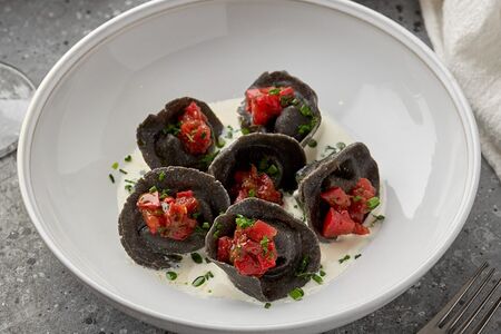 Равиоли с лососем, томатами конфи и базиликом