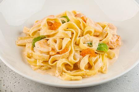 Феттучини в кремовом соусе биск с лососем, креветками и красной икрой